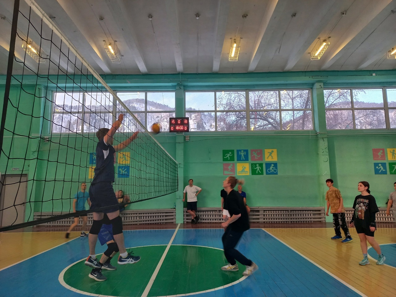 Сегодня состоялась матчевая встреча (волейбол) между командой ветеранов и учениками 4 школы (старшая группа, тренер О.В. Волкова).
