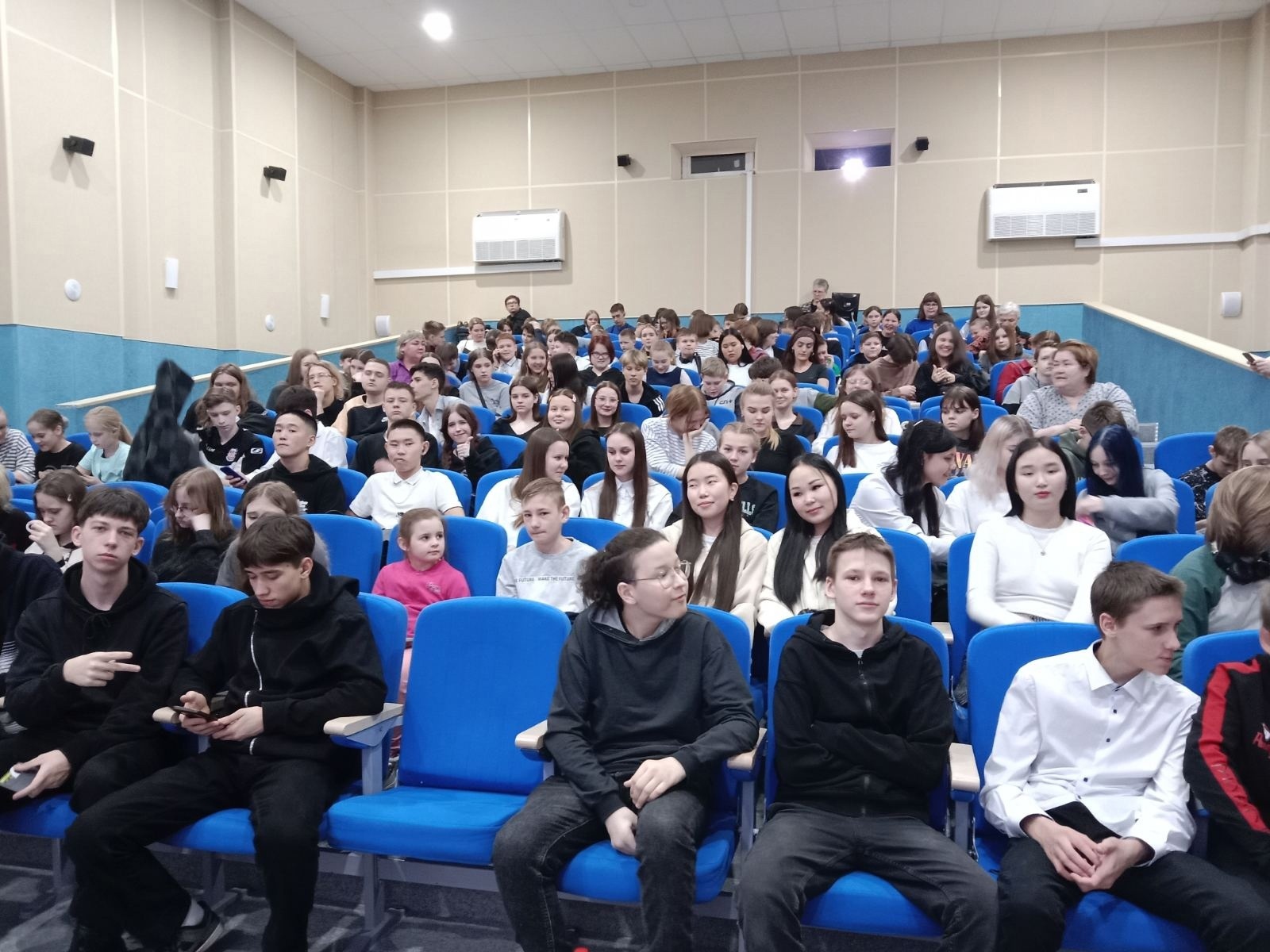 Сегодня ученики 5Б, 9Б, 9А классов побывали в ГДК «Энергетик» на кинолектории, приуроченном 10-летию воссоединению Крыма с Россией.