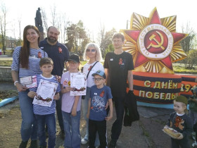 Сегодня две семьи из нашей школы: семья Панченко 1Б класса (команда «Фантастическая четвёрка») и семья Голуб 1А класса (команда «МАКС») приняли участие в городском семейном празднике.
