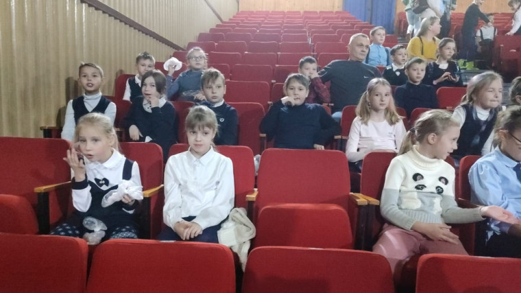 Сегодня 1 А, 3 Б и 3 В классы побывали на театральной постановке «Сказки Пушкина».