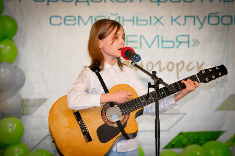 Сегодня в городе в Доме детского творчества была большая кутерьма – XXI городской Фестиваль семейных клубов «СемьЯ», который собрал творческие семьи Дивногорска.