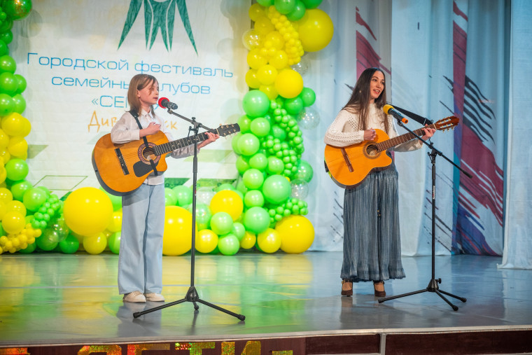 Сегодня в городе в Доме детского творчества была большая кутерьма – XXI городской Фестиваль семейных клубов «СемьЯ», который собрал творческие семьи Дивногорска.