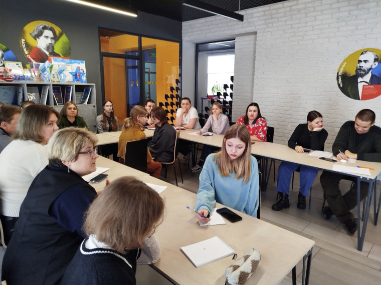 27 марта в Молодежном центре Дивный состоялся обучающий семинар по написанию социального проекта, на котором присутствовали ученики нашей школы.