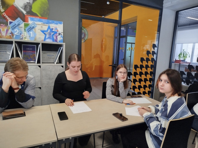 27 марта в Молодежном центре Дивный состоялся обучающий семинар по написанию социального проекта, на котором присутствовали ученики нашей школы.